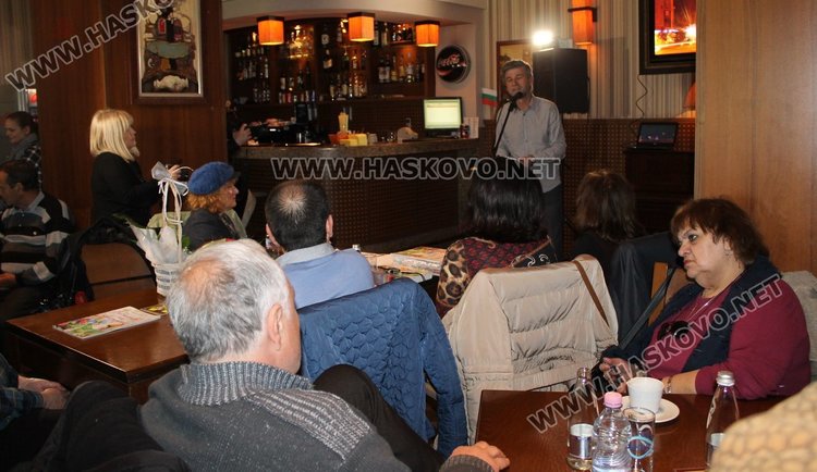 Атанас Капралов представи „Балът на цветята“ в Димитровград