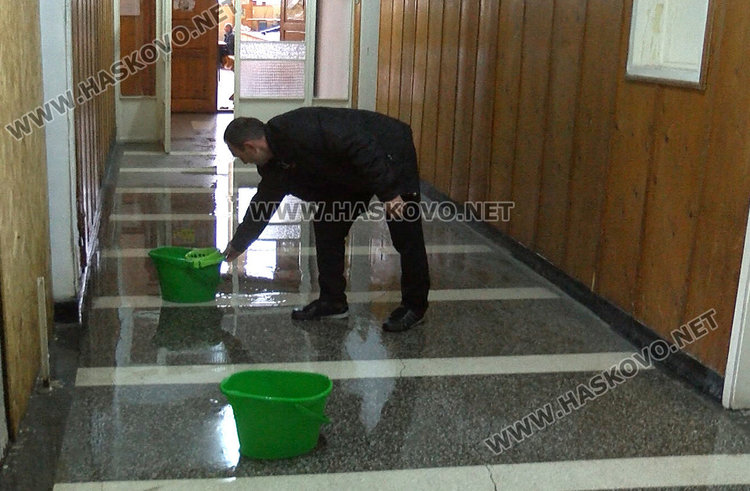 Започва ремонт на прокапалия покрив на зала „Дружба“