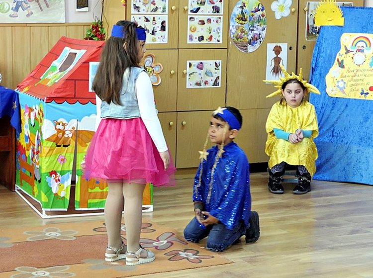 Малчугани прегазиха снега, за да посрещнат пролетта