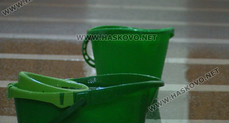 Започва ремонт на прокапалия покрив на зала „Дружба“