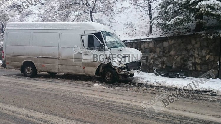 Висока скорост и снежен път докараха челен удар между автобус и микробус в Смолян 