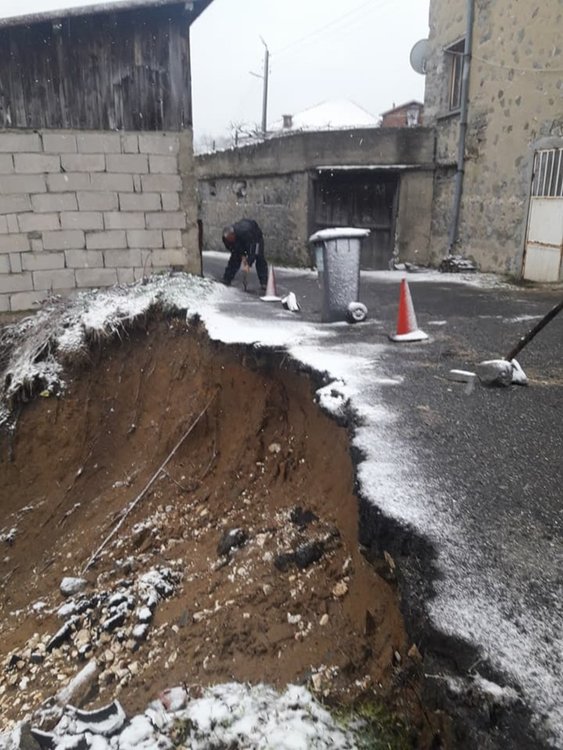 Срутище се активира след обилните дъждове в Падина
