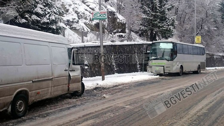 Висока скорост и снежен път докараха челен удар между автобус и микробус в Смолян 