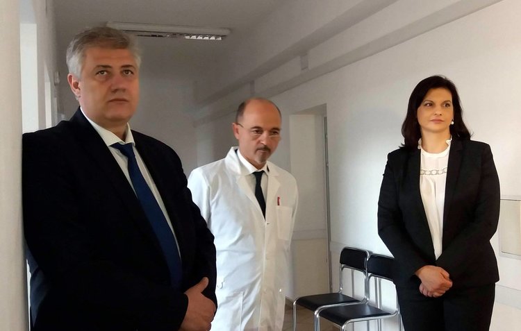 Д-р Дариткова, шефът на "Пирогов" и специалистът, инициатор за кампанията д-р Асен Меджидиев /в средата/