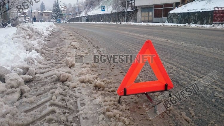 Висока скорост и снежен път докараха челен удар между автобус и микробус в Смолян 