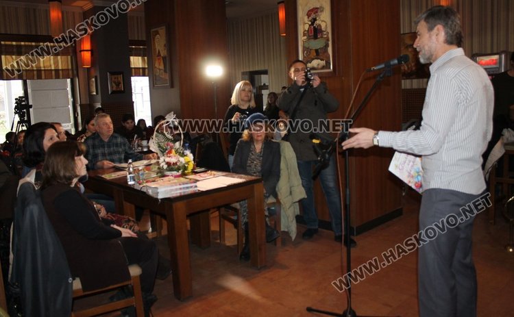 Атанас Капралов представи „Балът на цветята“ в Димитровград