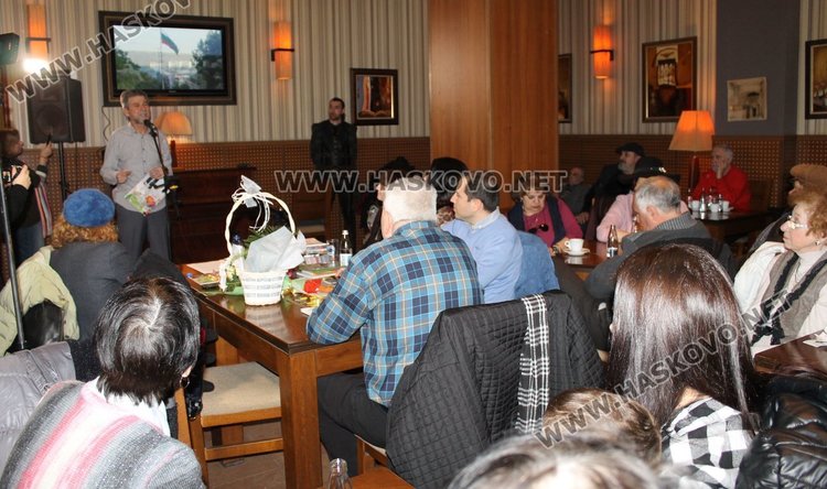 Атанас Капралов представи „Балът на цветята“ в Димитровград