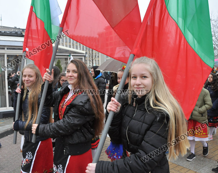 Над 1100 танцьори извиха хора в Хасково на фестивала „Хайдушка софра”