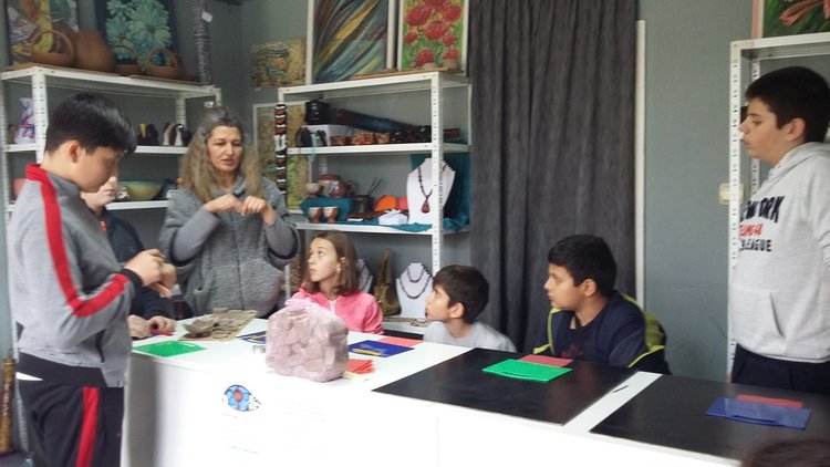 Ученици гостуваха в грънчарско ателие