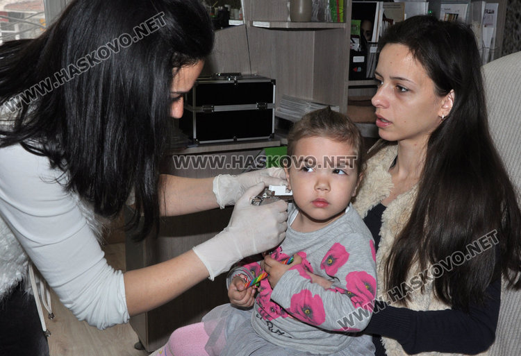 Дупчат ушите на малки и големи с модерна система на Благовец