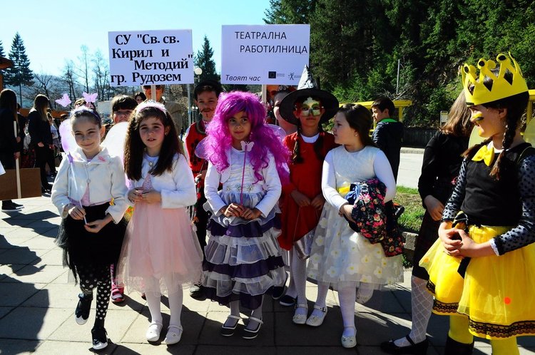 Три дни с карнавално шествие, кулинарно изложение и сръбски звезди в Рудозем за 1 април