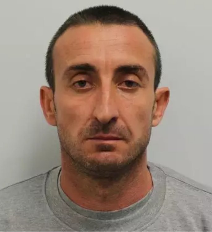 Доживотен затвор за Емо Фешъна за убийството на съквартиранта си в Лондон