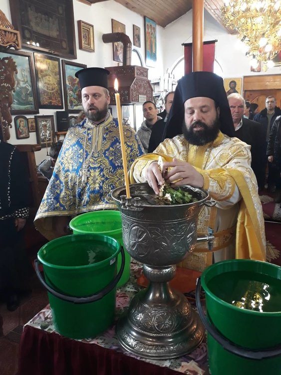 С църковен хор и водосвет отбелязаха празника в манастира над Смолян