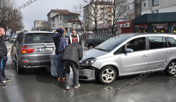 Зафира и БМВ катастрофираха на „Раковски“