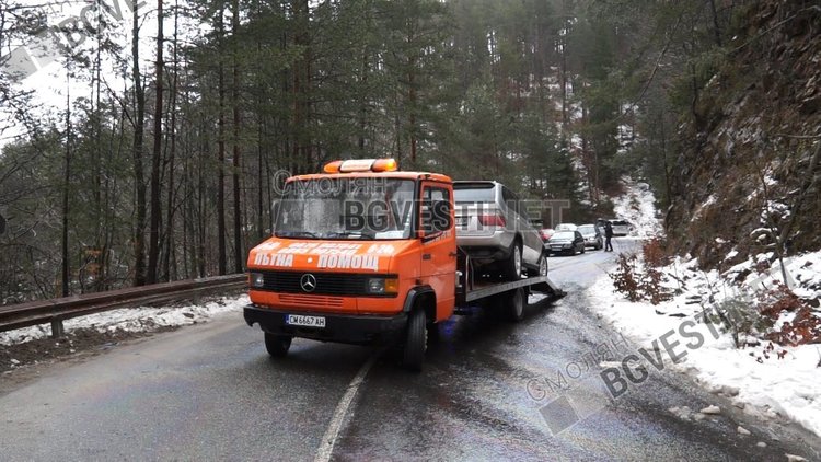 Джипът на екскмета на Рудозем Николай Бояджиев и камион се удариха на пътя преди Чокманово