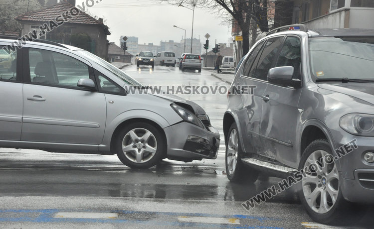 Зафира и БМВ катастрофираха на „Раковски“