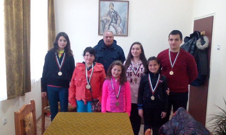 Известният родопски певец Младен Койнаров с възпитаниците си от групата по народно пеене обрали медалите преди две години, снимка: Читалище "Кирил Маджаров"