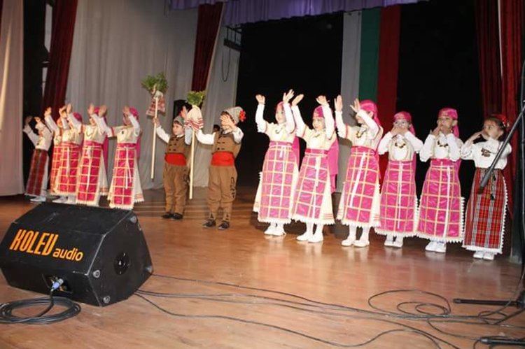 Малчуганите от ДГ „Радост“ с първо място на фолклорния конкурс „Орфеево изворче“