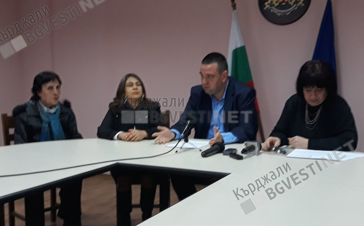 Представители на сдружения на хората с увреждания връчиха на областния управител протестна нота