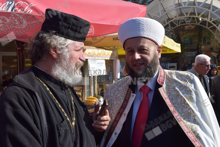 Отец Петър и мюфтията Фикри Сали