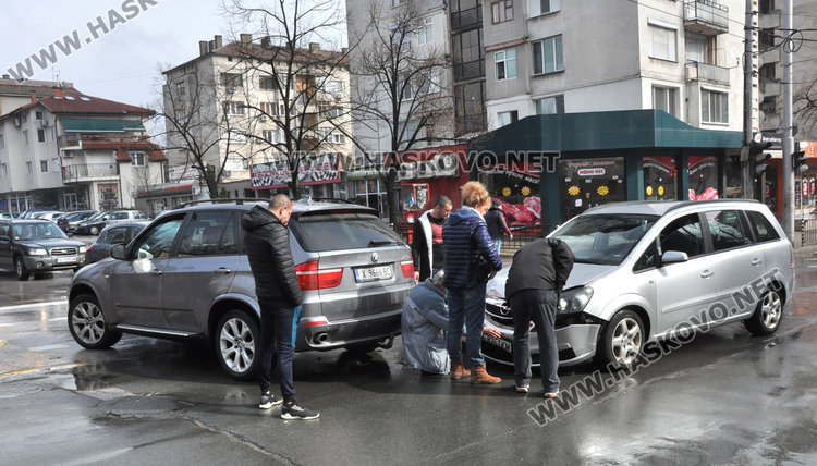 Зафира и БМВ катастрофираха на „Раковски“