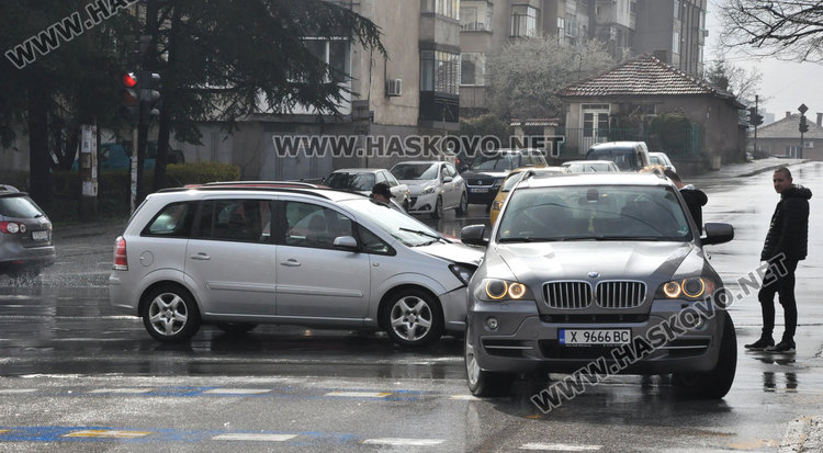 Зафира и БМВ катастрофираха на „Раковски“