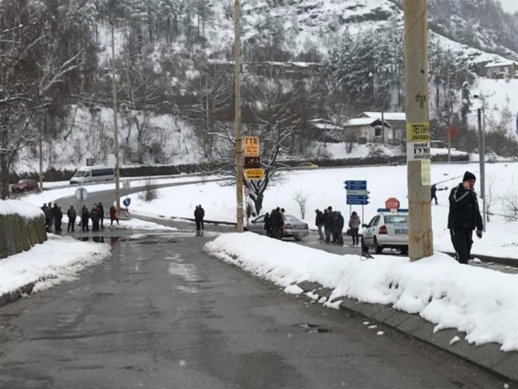 Перничани протестираха заради неасфалтираните улици