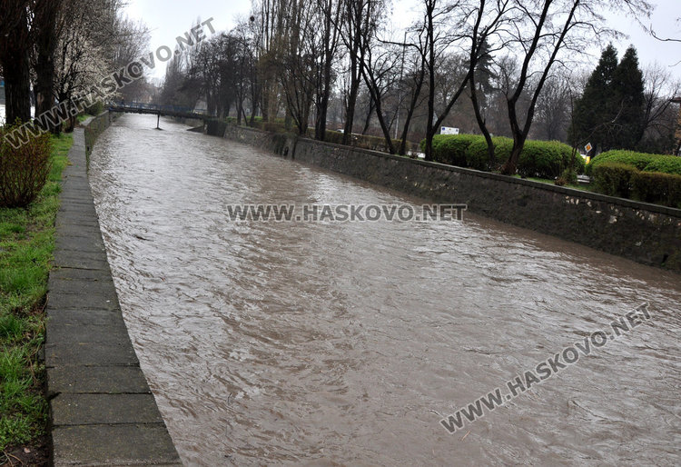 Хасковската река вдигна нивото драстично, но няма опасност от преливане