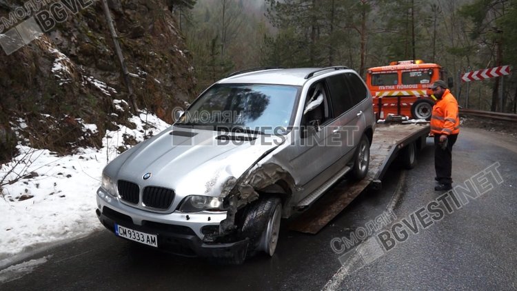 Джипът на екскмета на Рудозем Николай Бояджиев и камион се удариха на пътя преди Чокманово