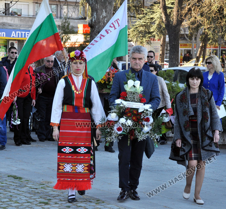 Концерт и поднасяне на цветя пред паметника на Незнайния воин за Деня на Тракия