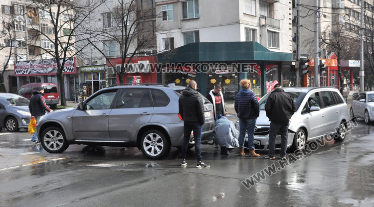 Зафира и БМВ катастрофираха на „Раковски“