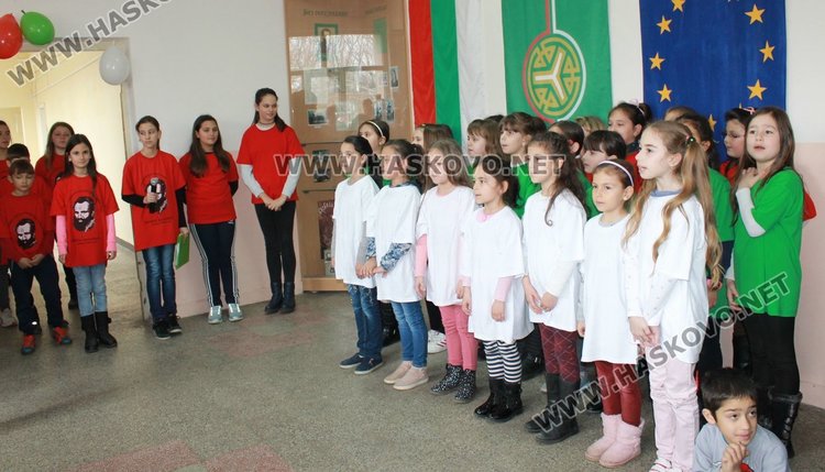 Каравеловци с патриотичен рецитал за 60-годишнината на училището