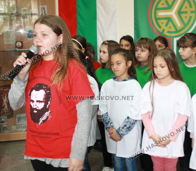 Каравеловци с патриотичен рецитал за 60-годишнината на училището