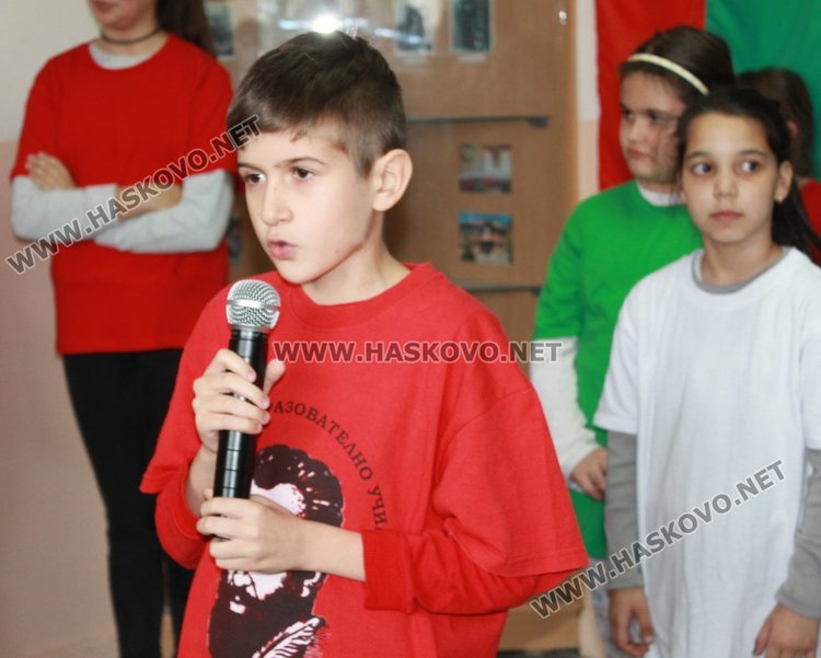 Каравеловци с патриотичен рецитал за 60-годишнината на училището