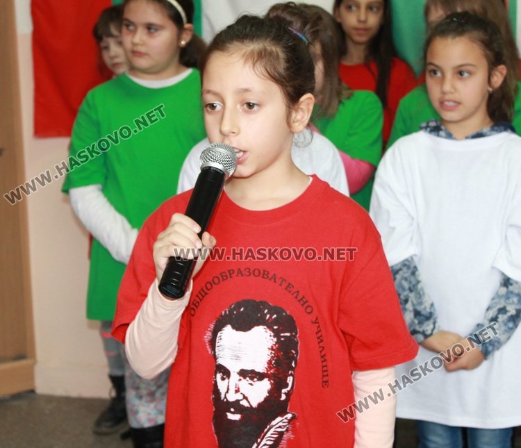 Каравеловци с патриотичен рецитал за 60-годишнината на училището