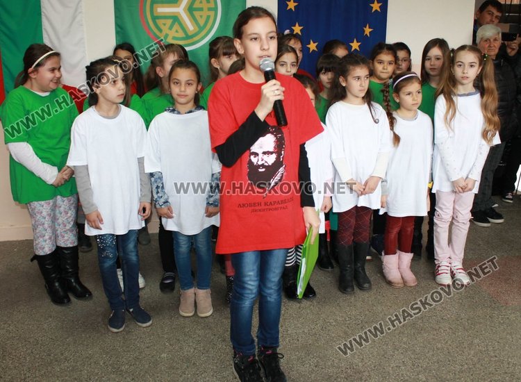Каравеловци с патриотичен рецитал за 60-годишнината на училището