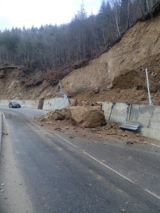 Сериозни срутвания на пътя Смилян – Рудозем, шофирайте внимателно! 