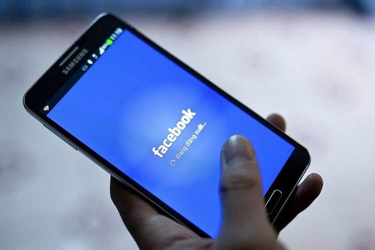Защо сме пристрастени към Facebook? 