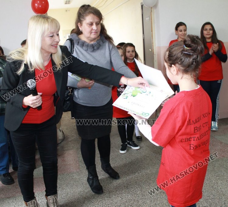 Каравеловци с патриотичен рецитал за 60-годишнината на училището