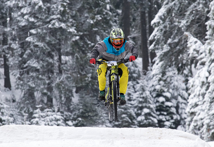 Състезанието Зимен Байк Дуел събра десетки колоездачи на пистите в Пампорово