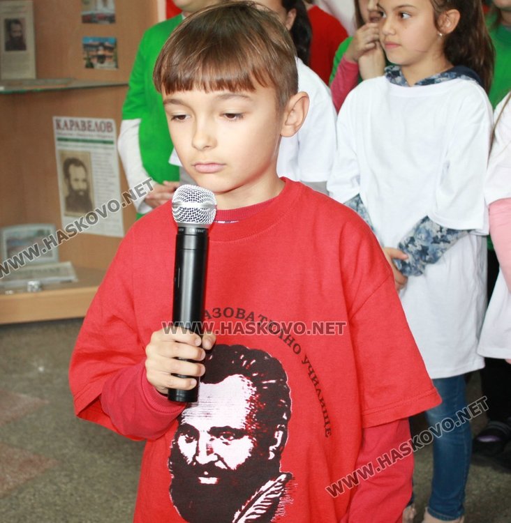 Каравеловци с патриотичен рецитал за 60-годишнината на училището