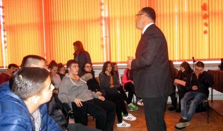 Съдии запознават ученици с престъпления извършени от наркозависими лица