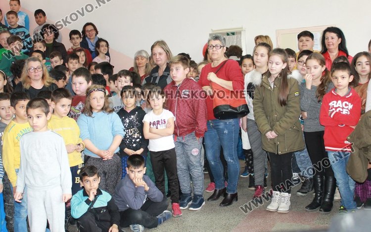 Каравеловци с патриотичен рецитал за 60-годишнината на училището