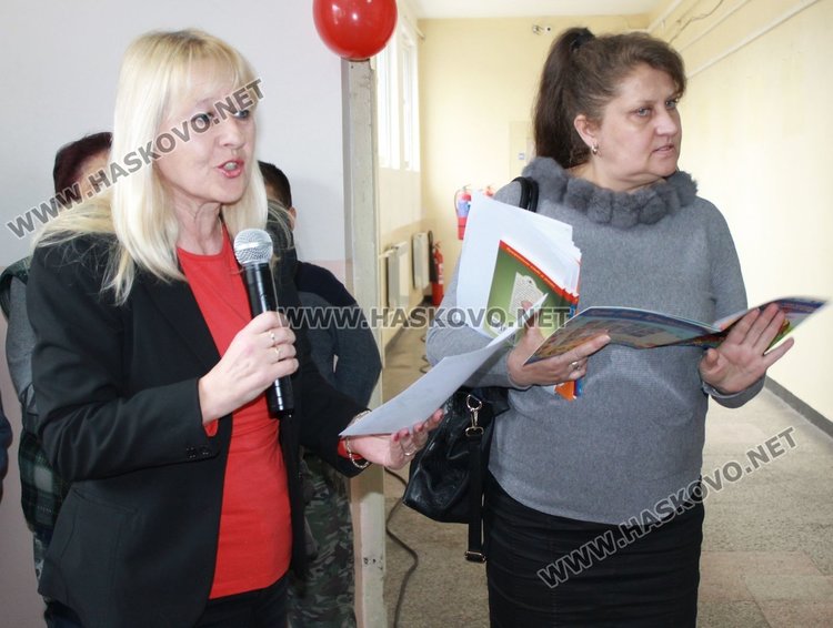 Каравеловци с патриотичен рецитал за 60-годишнината на училището