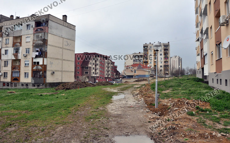 Пространството до 13-ти блок