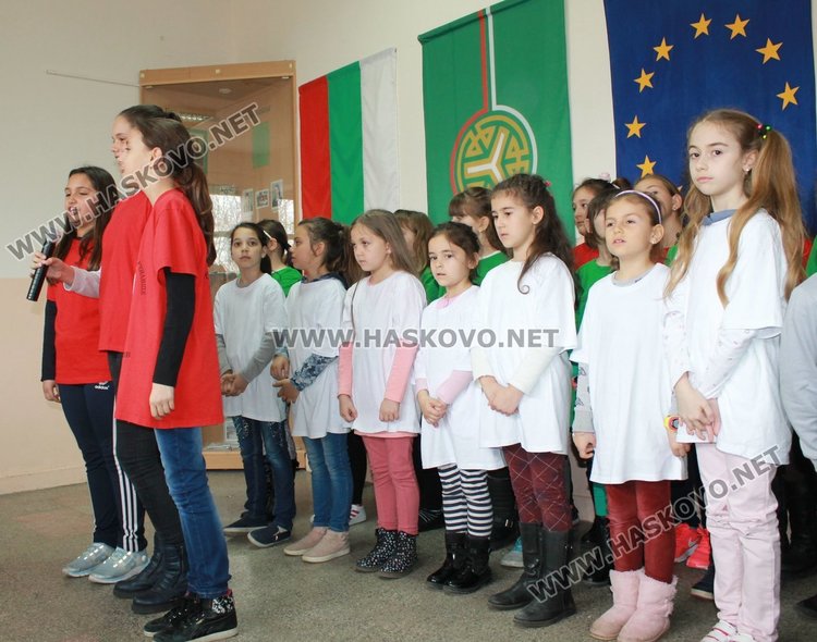 Каравеловци с патриотичен рецитал за 60-годишнината на училището