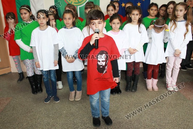 Каравеловци с патриотичен рецитал за 60-годишнината на училището