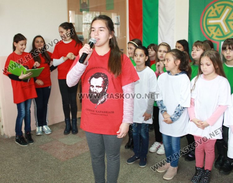 Каравеловци с патриотичен рецитал за 60-годишнината на училището