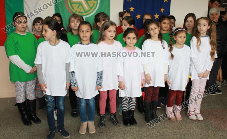 Каравеловци с патриотичен рецитал за 60-годишнината на училището