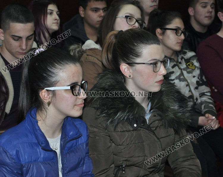 Десетокласници от ФСГ учиха право в Административния съд в Хасково